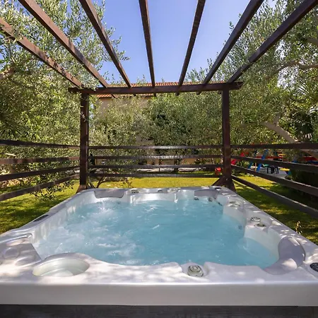 Feriehus Gorgeous In Kastel Stari With Jacuzzi